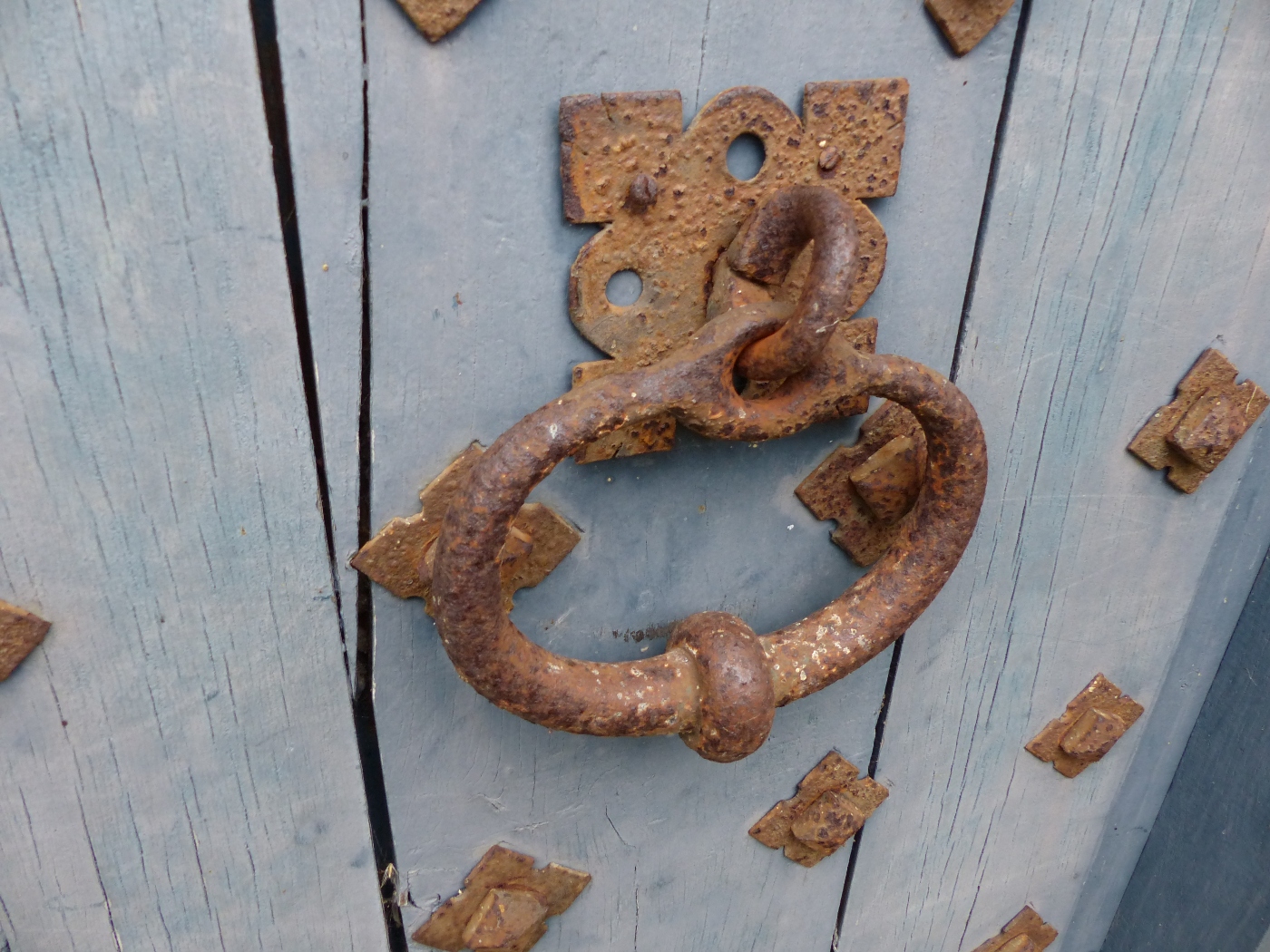 Heurtoir en fer sur la porte d'un manoir à vendre proche de Varengeville