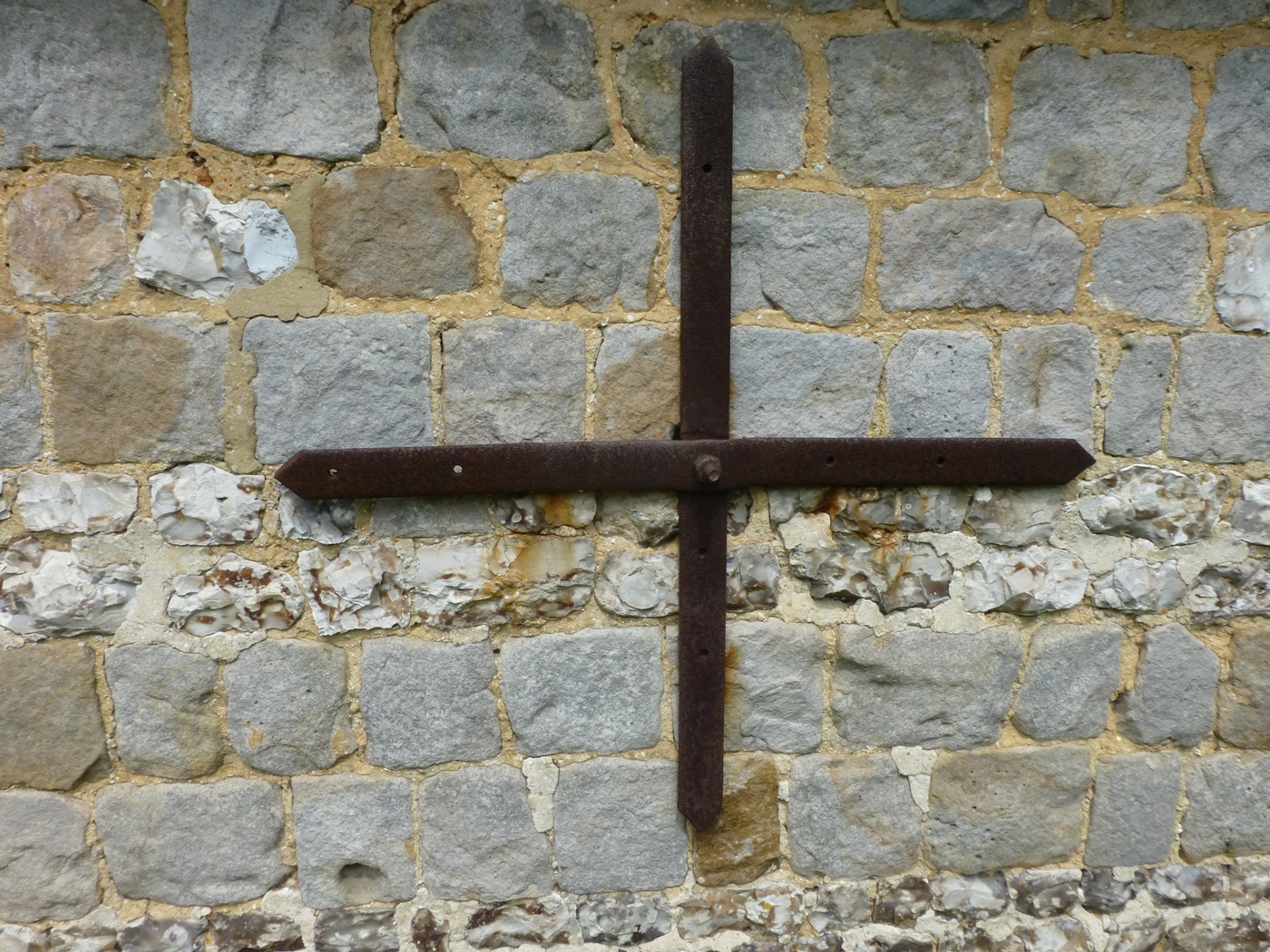 Tirant en fer sur le mur d'une chaumière à vendre  en Pays de Caux