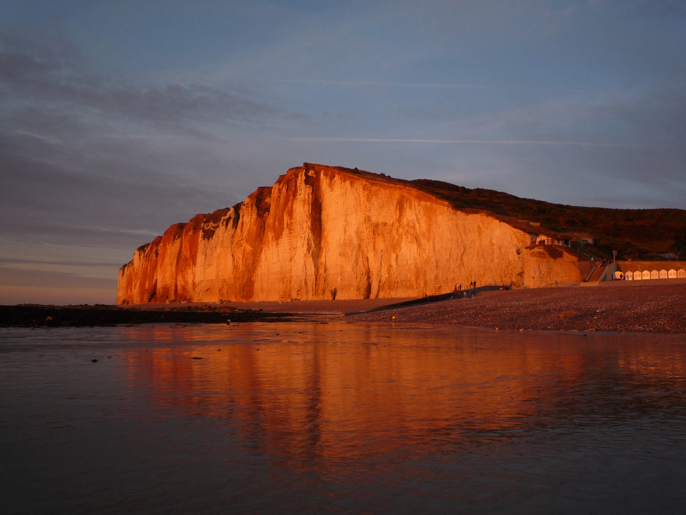 Falaises rouges un soir d'été aux Petites Dalles