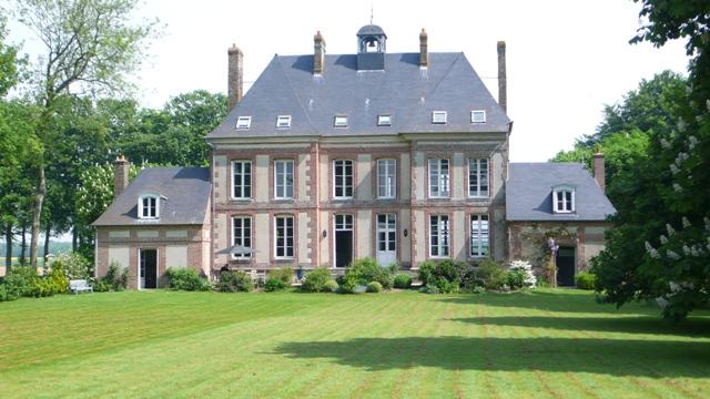CHÂTEAU 11 PIÈCES DANS UN PETIT VILLAGE CAUCHOIS A QUELQUES KILOMETRES DES PLAGES