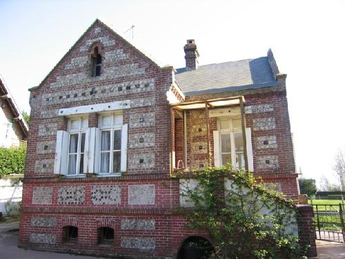 Villa briques et silex 5 PIÈCES Centre village proche Cany Barville 3 kilomètres de la plage Beaucoup de caractère