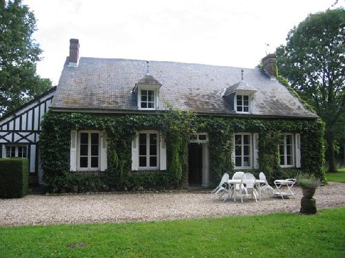 Maison nomande 8 PIÈCES Centre petit village A proximité des plages Parc magnifique avec arbres centenaires