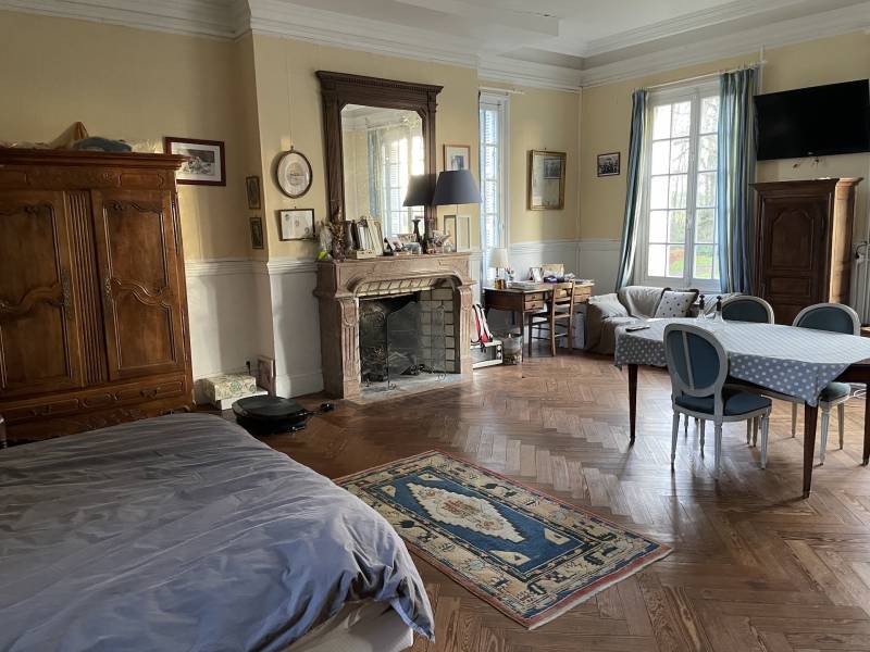 EXCLUSIVITE ELEGANT CHATEAU D'ARTISTE A MOINS D'UNE DEMIE HEURE DES PLAGES