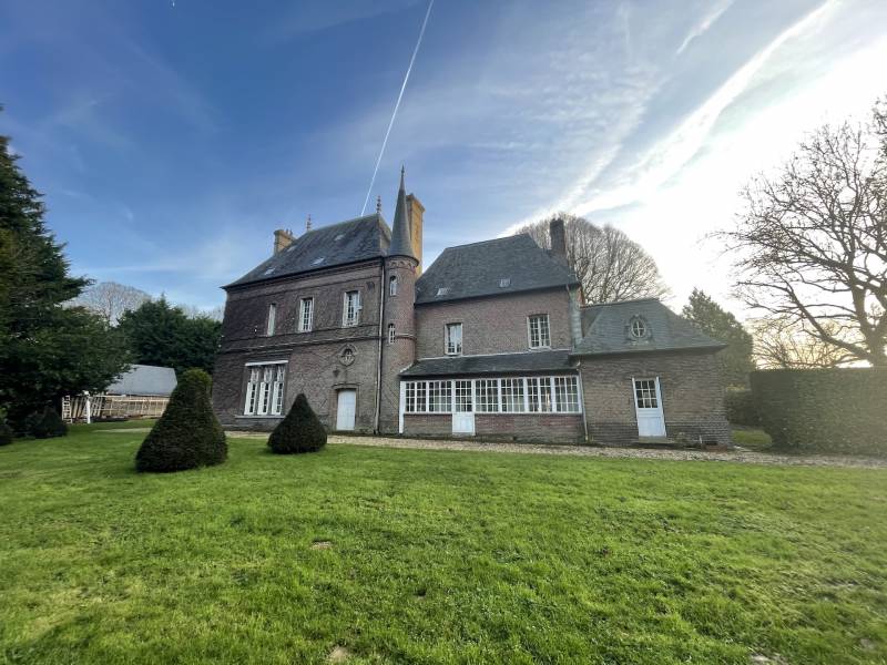 EXCLUSIVITE ELEGANT CHATEAU D'ARTISTE A MOINS D'UNE DEMIE HEURE DES PLAGES