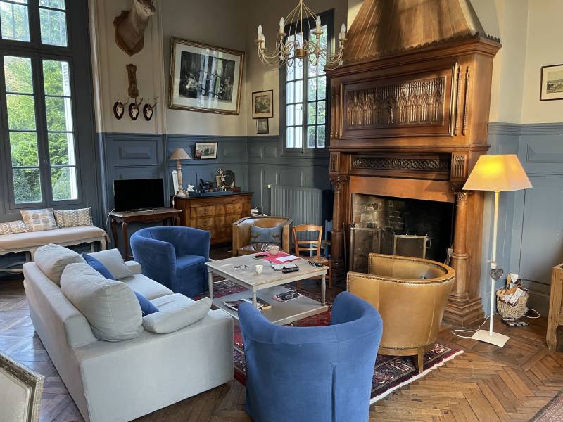 EXCLUSIVITE ELEGANT CHATEAU D'ARTISTE A MOINS D'UNE DEMIE HEURE DES PLAGES