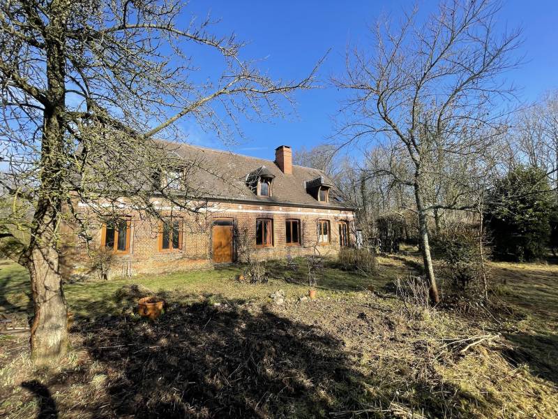 EXCLUSIVITE MAISON NORMANDE EN BRIQUES ET SILEX A RENOVER SUR GRAND TERRAIN