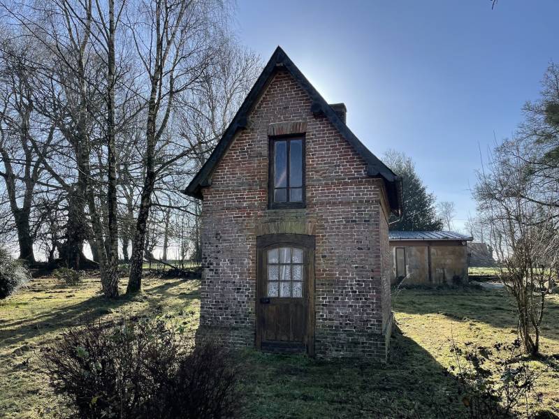 EXCLUSIVITE MAISON NORMANDE EN BRIQUES ET SILEX A RENOVER SUR GRAND TERRAIN