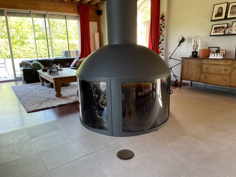 MAGNIFIQUE BATIMENT EN BRIQUES ET SILEX AVEC PIECE A VIVRE DE 90 M2