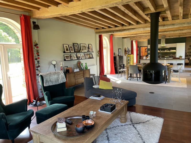 MAGNIFIQUE BATIMENT EN BRIQUES ET SILEX AVEC PIECE A VIVRE DE 90 M2