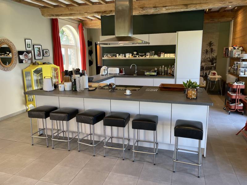 MAGNIFIQUE BATIMENT EN BRIQUES ET SILEX AVEC PIECE A VIVRE DE 90 M2