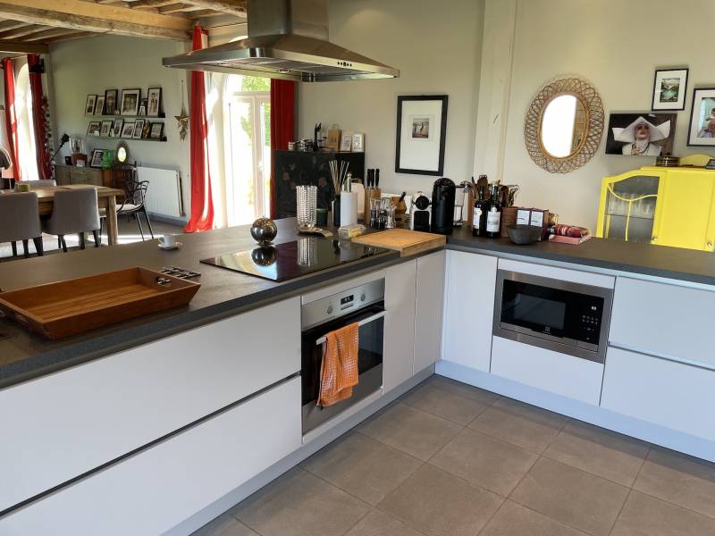 MAGNIFIQUE BATIMENT EN BRIQUES ET SILEX AVEC PIECE A VIVRE DE 90 M2