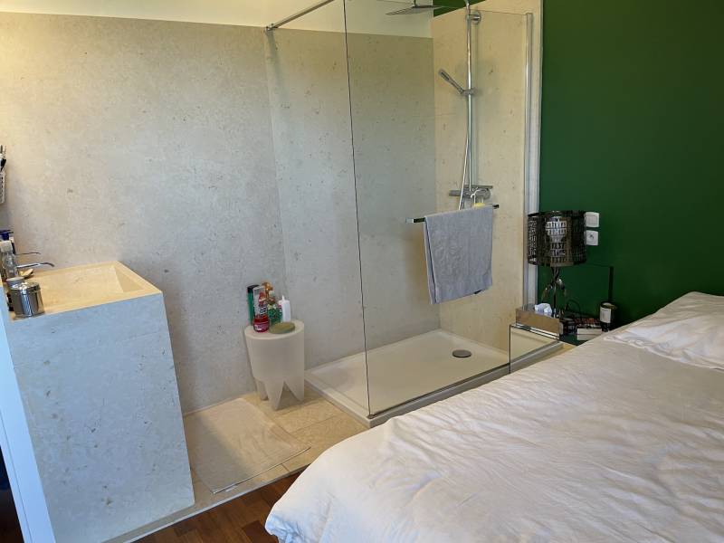 MAGNIFIQUE BATIMENT EN BRIQUES ET SILEX AVEC PIECE A VIVRE DE 90 M2