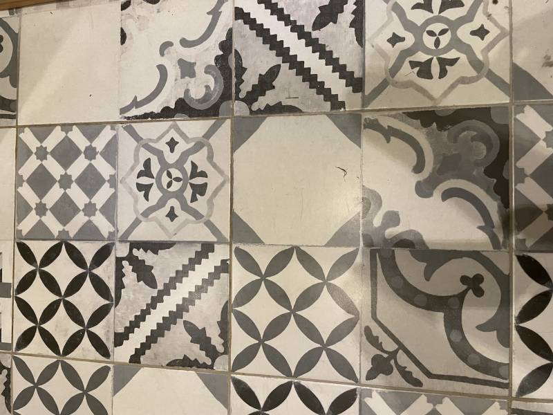 MAGNIFIQUE BATIMENT EN BRIQUES ET SILEX AVEC PIECE A VIVRE DE 90 M2