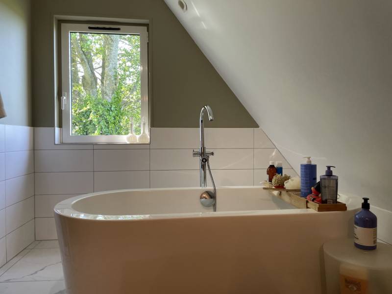 MAGNIFIQUE BATIMENT EN BRIQUES ET SILEX AVEC PIECE A VIVRE DE 90 M2