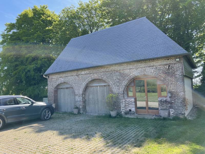 MAGNIFIQUE BATIMENT EN BRIQUES ET SILEX AVEC PIECE A VIVRE DE 90 M2
