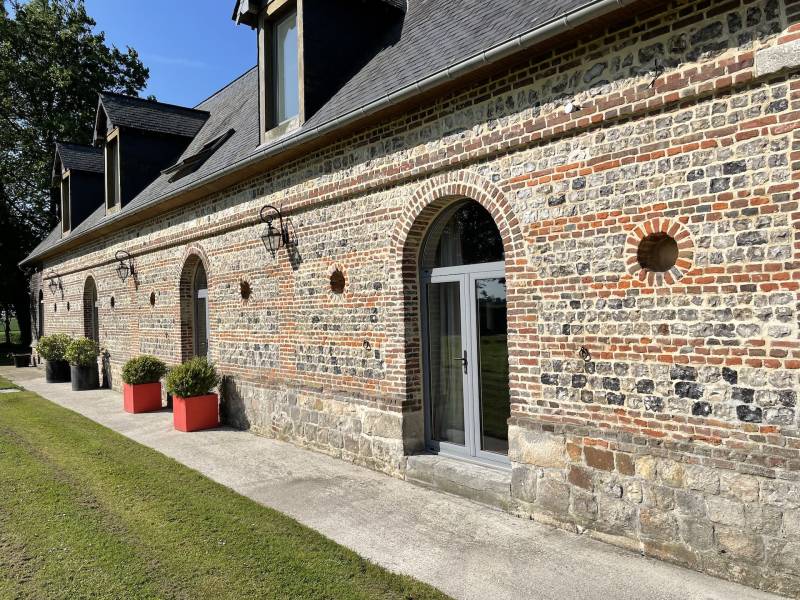 MAGNIFIQUE BATIMENT EN BRIQUES ET SILEX AVEC PIECE A VIVRE DE 90 M2