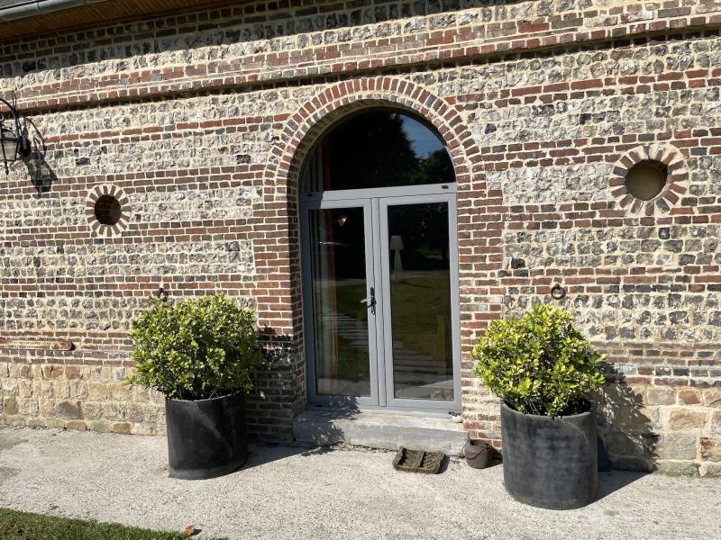 MAGNIFIQUE BATIMENT EN BRIQUES ET SILEX AVEC PIECE A VIVRE DE 90 M2