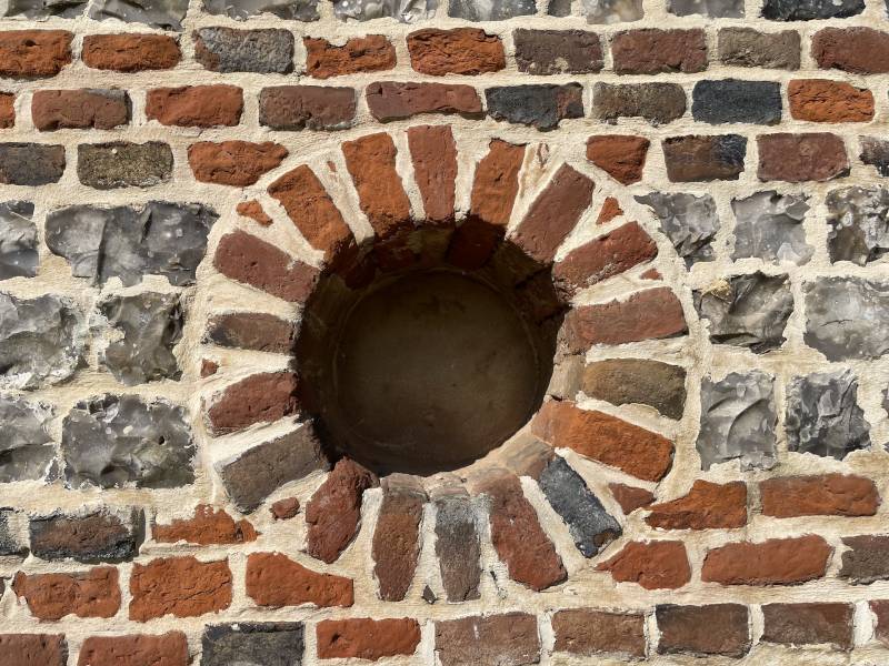 MAGNIFIQUE BATIMENT EN BRIQUES ET SILEX AVEC PIECE A VIVRE DE 90 M2