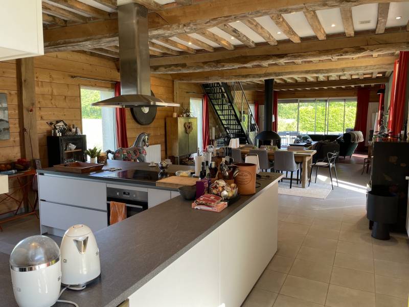 MAGNIFIQUE BATIMENT EN BRIQUES ET SILEX AVEC PIECE A VIVRE DE 90 M2