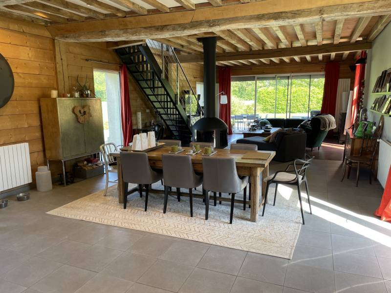 MAGNIFIQUE BATIMENT EN BRIQUES ET SILEX AVEC PIECE A VIVRE DE 90 M2