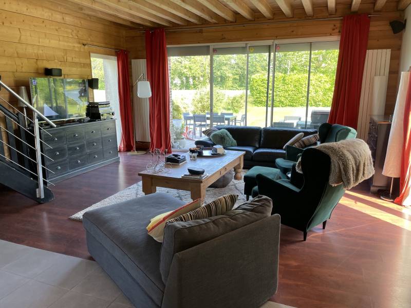 MAGNIFIQUE BATIMENT EN BRIQUES ET SILEX AVEC PIECE A VIVRE DE 90 M2