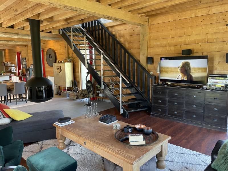 MAGNIFIQUE BATIMENT EN BRIQUES ET SILEX AVEC PIECE A VIVRE DE 90 M2