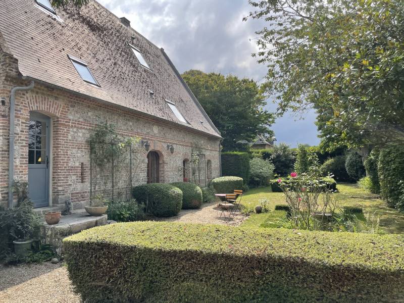 EXCLUSIVITE RAVISSANTE MAISON NORMANDE EN BRIQUES ET SILEX A 3 KILOMETRES DE LA MER