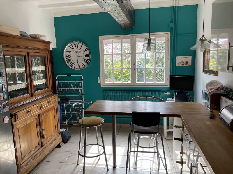 BELLE CHAUMIERE DANS ENVIRONNEMENT RESIDENTIEL AVEC UN HECTARE DE TERRAIN ET GRAND BATIMENT