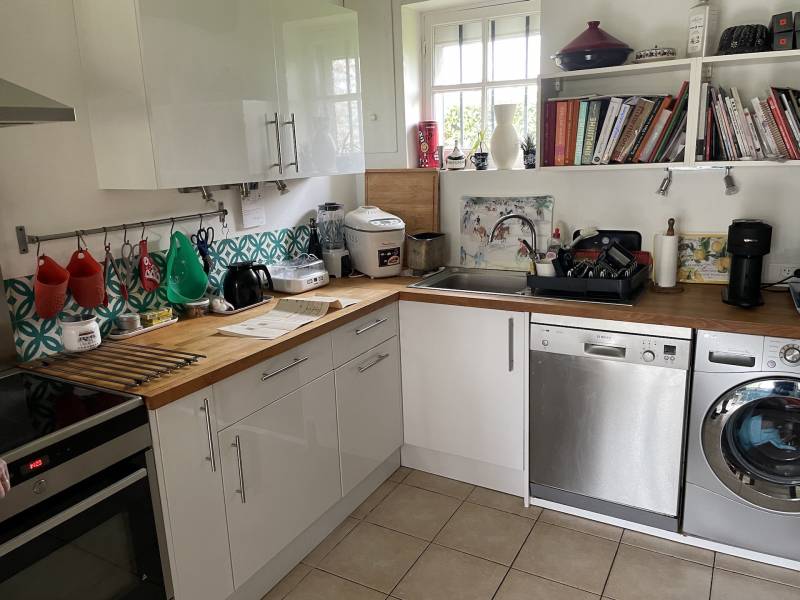 BELLE CHAUMIERE DANS ENVIRONNEMENT RESIDENTIEL AVEC UN HECTARE DE TERRAIN ET GRAND BATIMENT