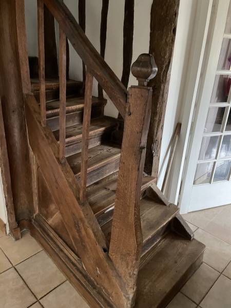 BELLE CHAUMIERE DANS ENVIRONNEMENT RESIDENTIEL AVEC UN HECTARE DE TERRAIN ET GRAND BATIMENT