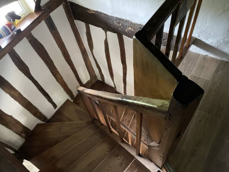 BELLE CHAUMIERE DANS ENVIRONNEMENT RESIDENTIEL AVEC UN HECTARE DE TERRAIN ET GRAND BATIMENT