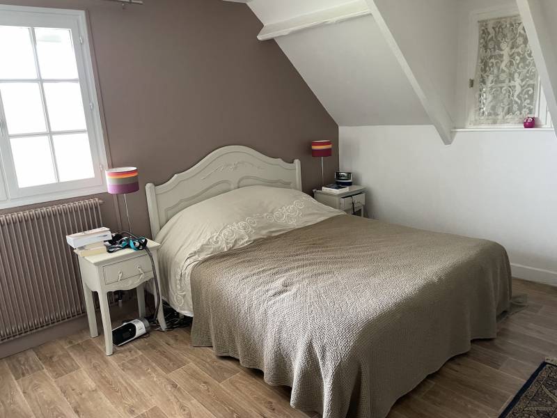 BELLE CHAUMIERE DANS ENVIRONNEMENT RESIDENTIEL AVEC UN HECTARE DE TERRAIN ET GRAND BATIMENT