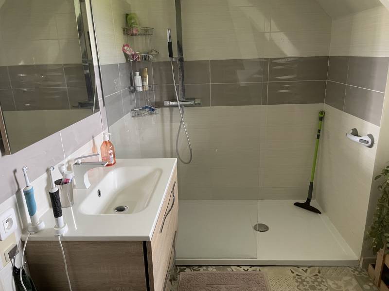 BELLE CHAUMIERE DANS ENVIRONNEMENT RESIDENTIEL AVEC UN HECTARE DE TERRAIN ET GRAND BATIMENT