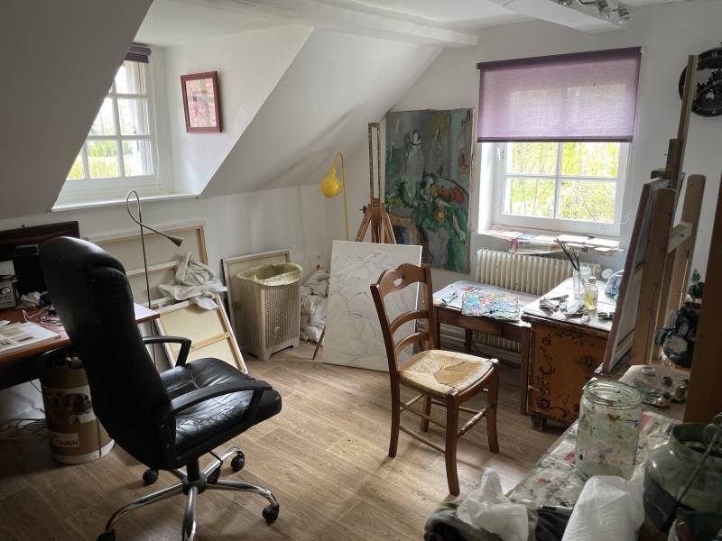 BELLE CHAUMIERE DANS ENVIRONNEMENT RESIDENTIEL AVEC UN HECTARE DE TERRAIN ET GRAND BATIMENT