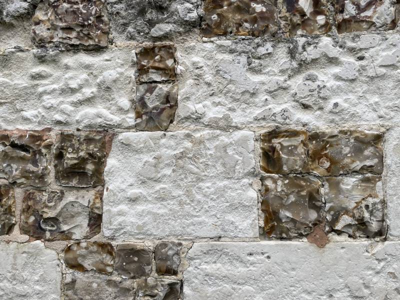 BELLE CHAUMIERE DANS ENVIRONNEMENT RESIDENTIEL AVEC UN HECTARE DE TERRAIN ET GRAND BATIMENT