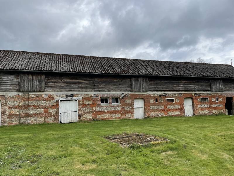 BELLE CHAUMIERE DANS ENVIRONNEMENT RESIDENTIEL AVEC UN HECTARE DE TERRAIN ET GRAND BATIMENT
