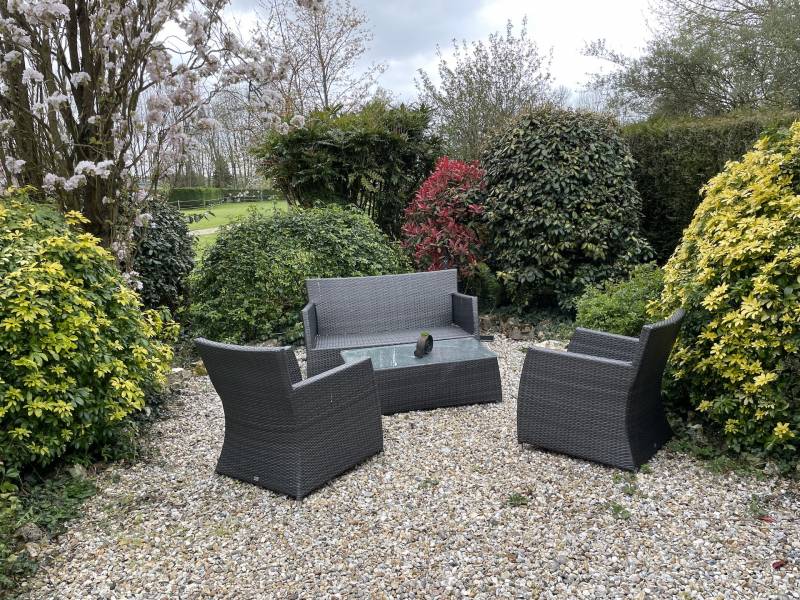 BELLE CHAUMIERE DANS ENVIRONNEMENT RESIDENTIEL AVEC UN HECTARE DE TERRAIN ET GRAND BATIMENT