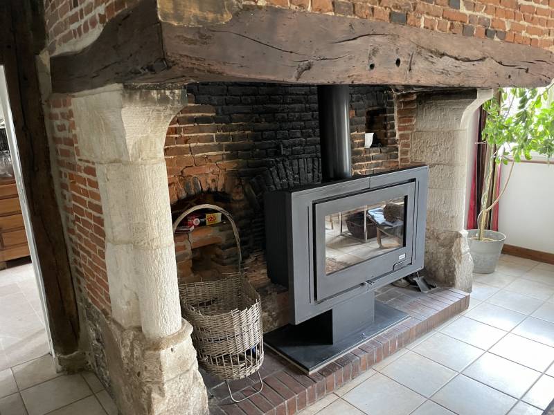 BELLE CHAUMIERE DANS ENVIRONNEMENT RESIDENTIEL AVEC UN HECTARE DE TERRAIN ET GRAND BATIMENT