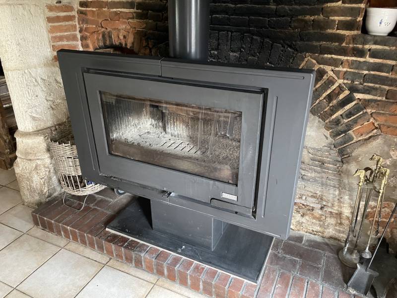 BELLE CHAUMIERE DANS ENVIRONNEMENT RESIDENTIEL AVEC UN HECTARE DE TERRAIN ET GRAND BATIMENT