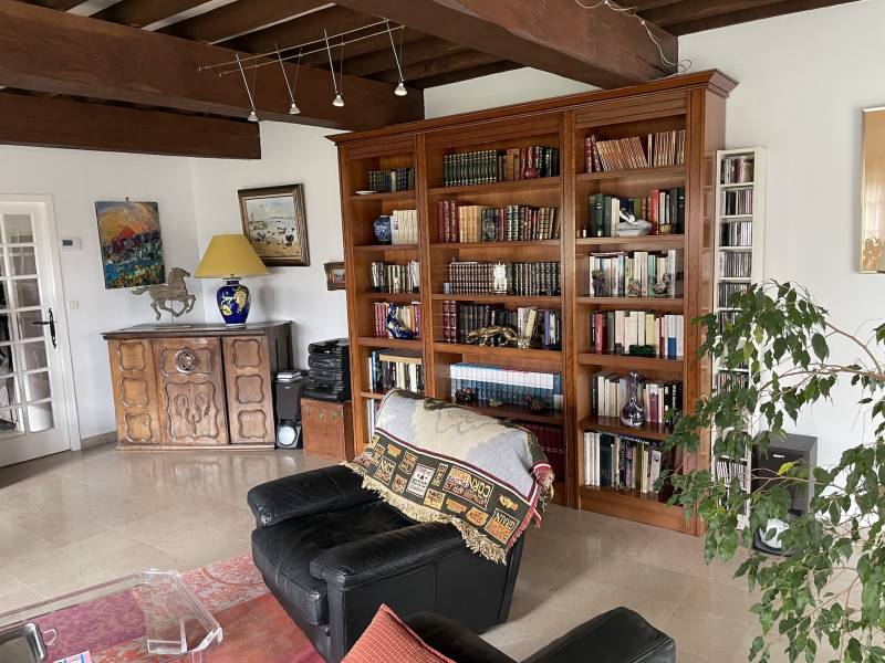 BELLE CHAUMIERE DANS ENVIRONNEMENT RESIDENTIEL AVEC UN HECTARE DE TERRAIN ET GRAND BATIMENT