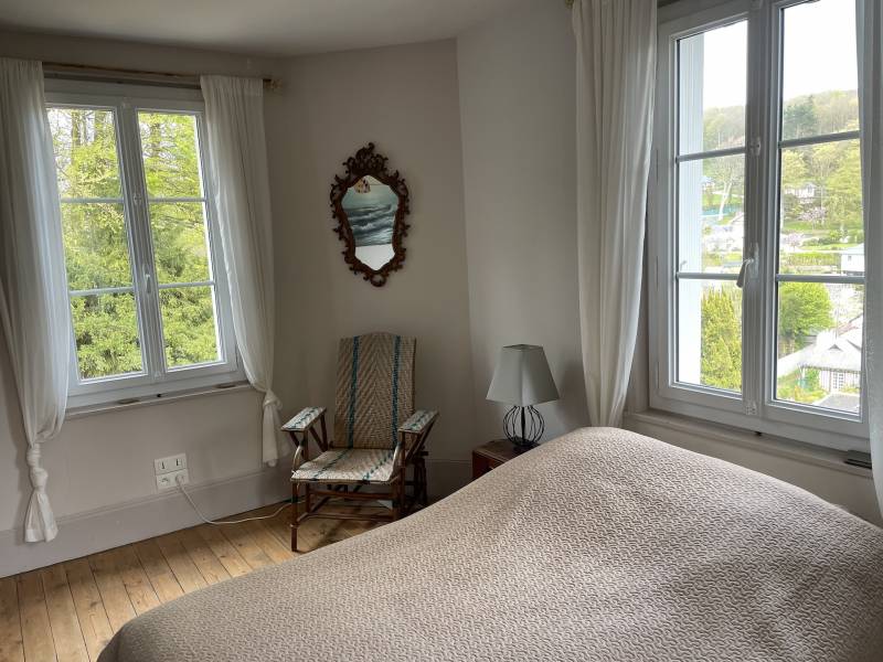 EXCLUSIVITE ELEGANTE ET RARE VILLA DE BORD DE MER AUX PETITES DALLES