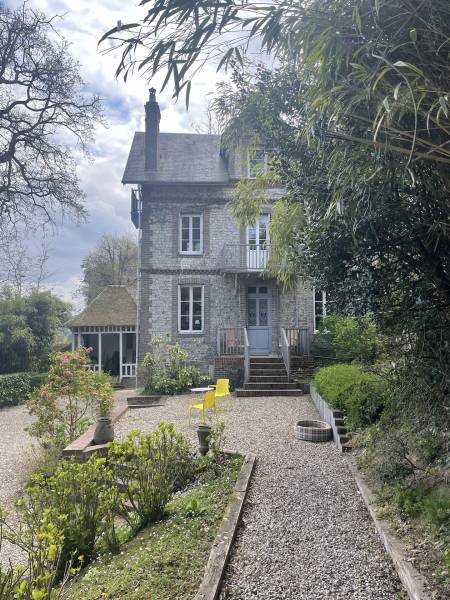 EXCLUSIVITE ELEGANTE ET RARE VILLA DE BORD DE MER AUX PETITES DALLES