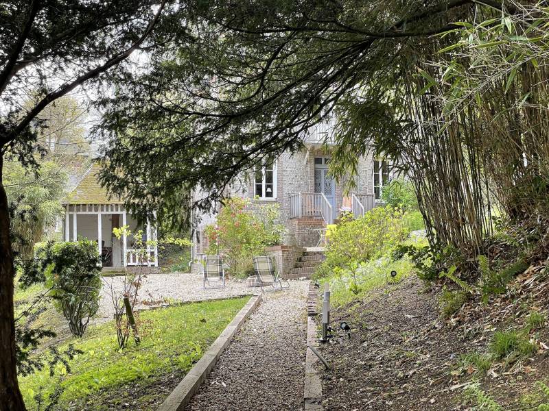 EXCLUSIVITE ELEGANTE ET RARE VILLA DE BORD DE MER AUX PETITES DALLES