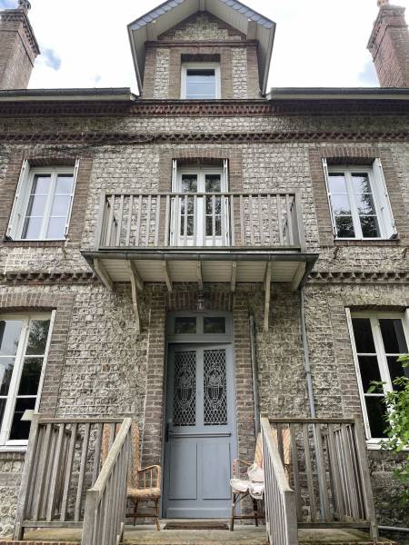 EXCLUSIVITE ELEGANTE ET RARE VILLA DE BORD DE MER AUX PETITES DALLES