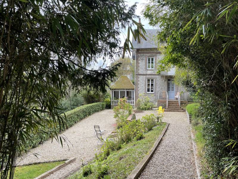 EXCLUSIVITE ELEGANTE ET RARE VILLA DE BORD DE MER AUX PETITES DALLES