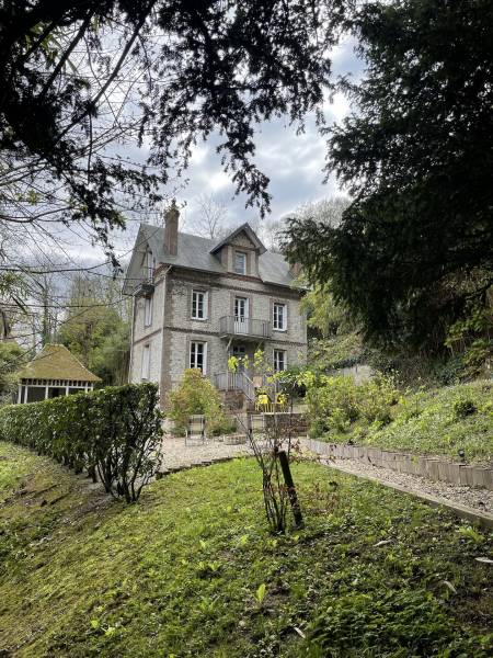 EXCLUSIVITE ELEGANTE ET RARE VILLA DE BORD DE MER AUX PETITES DALLES