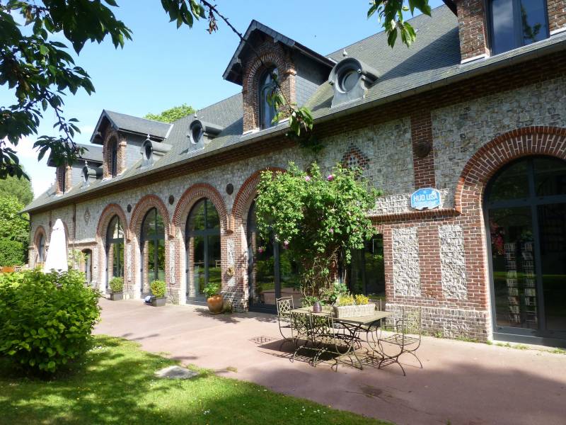 EXCLUSIVITE MAGNIFIQUE DEPENDANCE AMENAGEE DANS UN ESPRIT LOFT AVEC UN SEJOUR DE 120 M² PROCHE PLAGE DE VEULETTES SUR MER