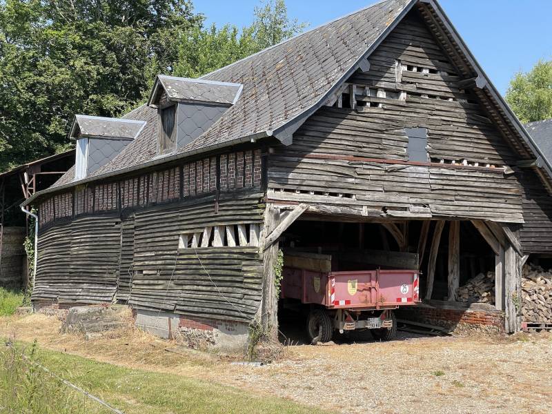 EXCLUSIVITE GRANDE LONGERE A RENOVER A 5 KILOMETRES DU CENTRE D'YVETOT