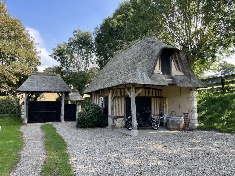EXCLUSIVITÉ ÉLÉGANTE ET AUTHENTIQUE CHAUMIÈRE AUX PORTES D'ÉTRETAT