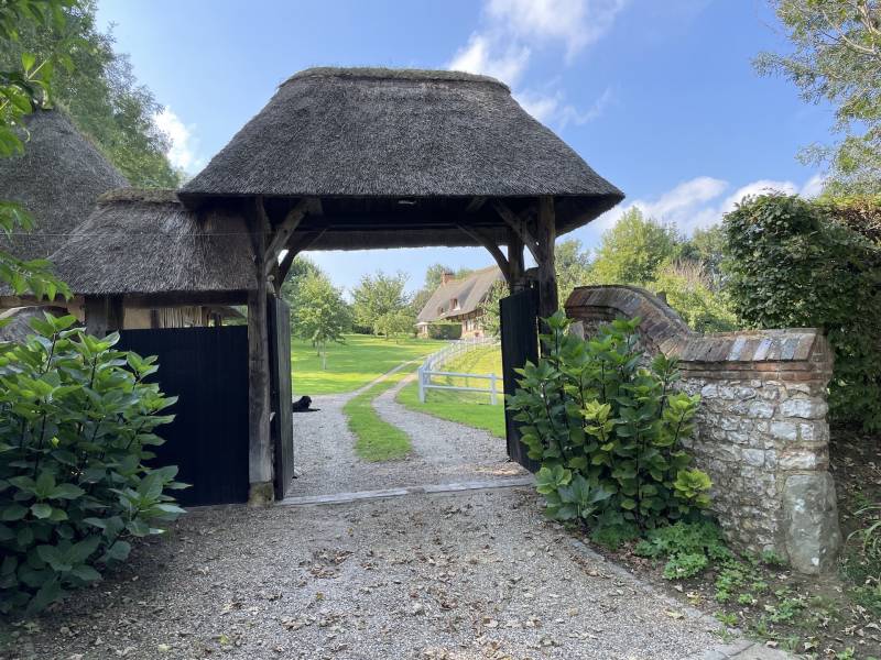 EXCLUSIVITÉ ÉLÉGANTE ET AUTHENTIQUE CHAUMIÈRE AUX PORTES D'ÉTRETAT